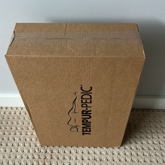 NEW!! Tempur-pedic  Pillow - Picture 4 of 4